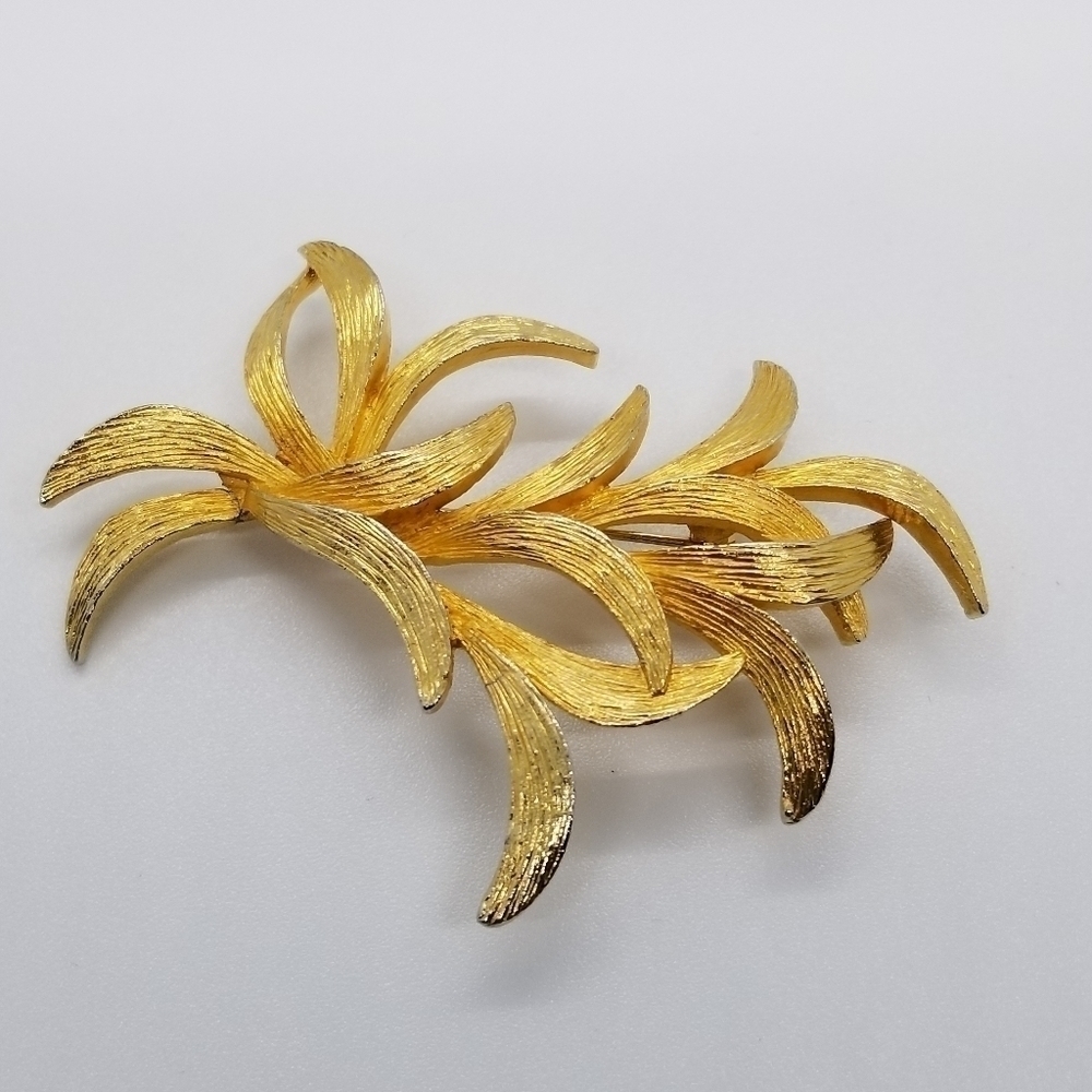 vintage textured gold tone leafy wheat brooch